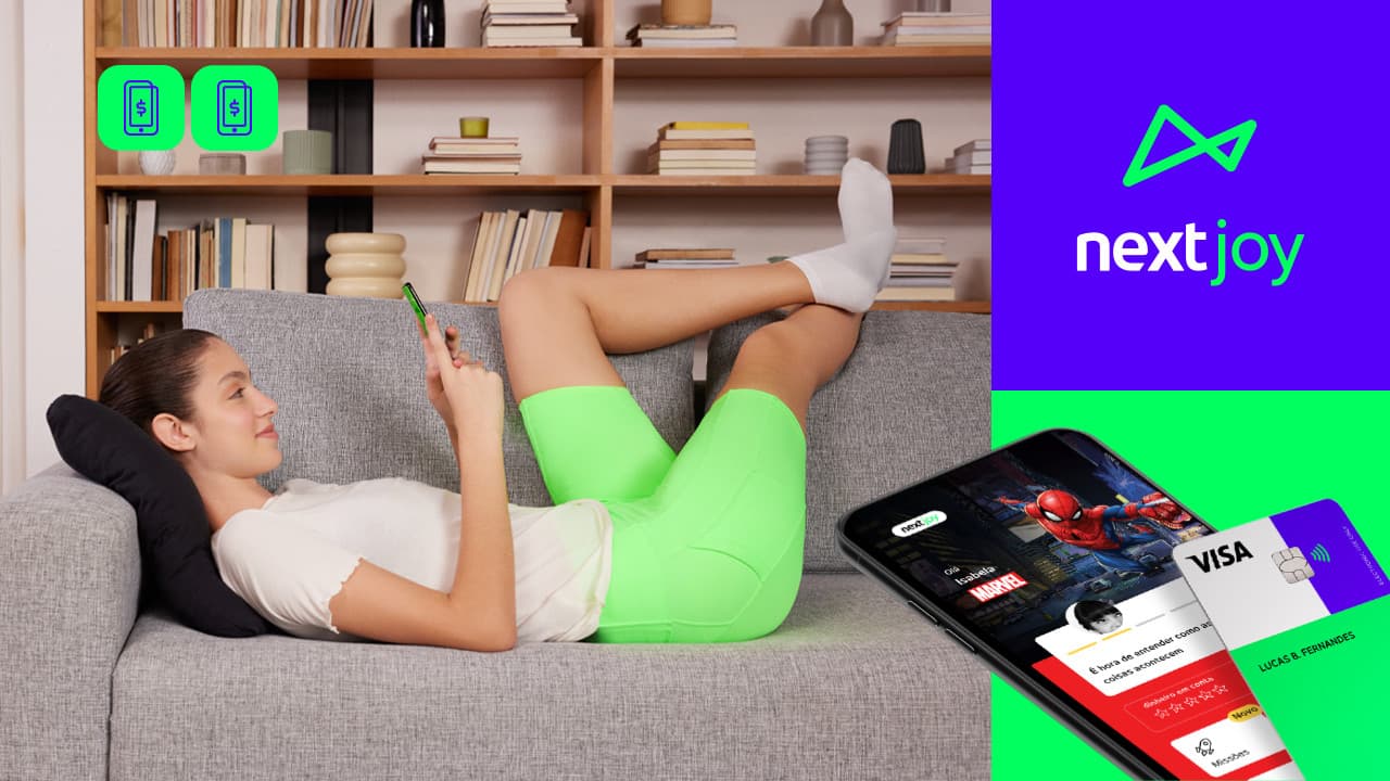 A imagem mostra uma menina sentada no sofá usando o celular. do lado direito, vemos o logo de nextJoy na parte superior. Abaixo, vemos um celular e um cartão de nextJoy. 