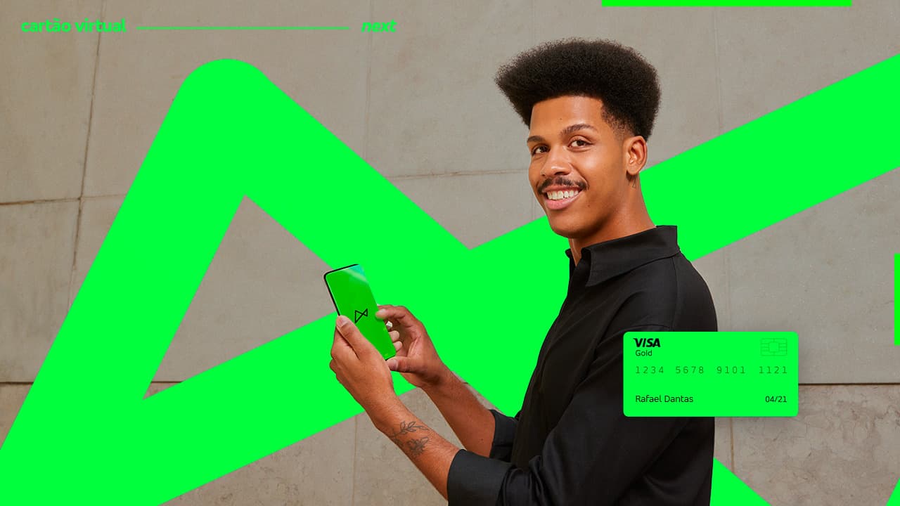 A imagem tem fundo cinza com o elástico do logo do next, na cor verde, sobreposto. No centro, vemos um homem negro, com camisa social preta, segurando um smartphone com o app do next aplicado na tela. À direita vemos um exemplo do cartão virtual next. 